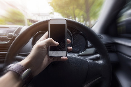 驾驶汽车时用智能手机近的人图片