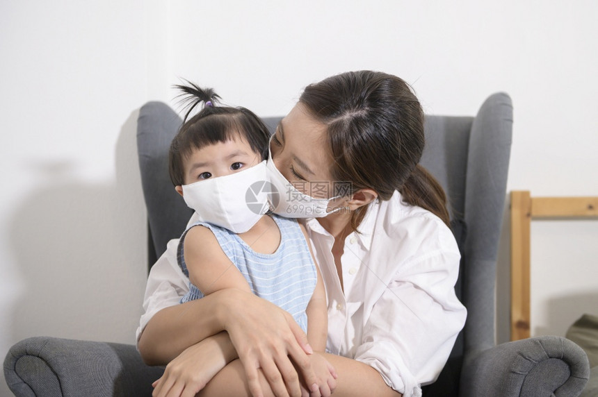 亚洲母亲和女儿戴着保护面罩家庭安全健康母亲和女儿戴着保护面罩家庭健康图片