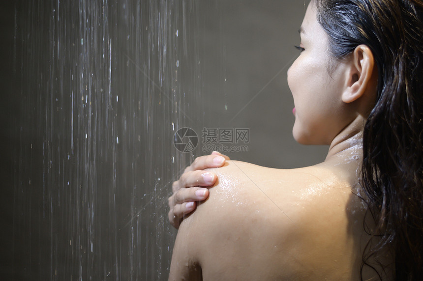 年轻美女在家浴室洗澡图片