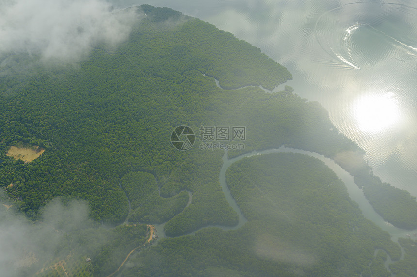 在飞机上空拍摄的热带岛屿和绿石清海的景象照片图片