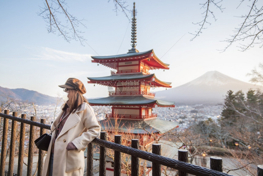 美貌丽的女游客在日本藤山丘里托塔和上戴面罩图片