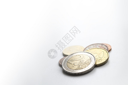 几个欧元硬币在浅模糊背景上两欧元关闭照片背景图片