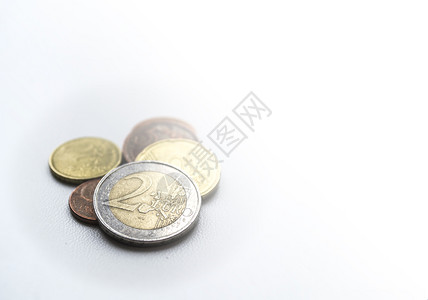 几个欧元硬币在浅模糊背景上两欧元关闭照片背景图片