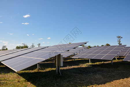 光伏太阳能电池板用于利蓝色天空进行可再生电力产图片