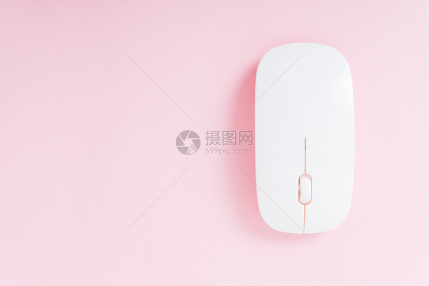 在粉红色背景上孤立的计算机无线鼠标图片