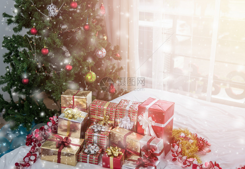 许多圣诞节在餐桌上送礼物盒面有圣诞树节日礼物新年和庆祝概念图片