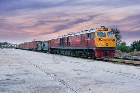 泰国黄昏时的货运列车和集装箱图片