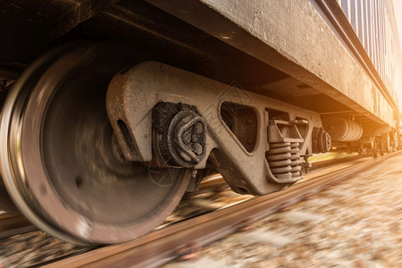 高速柴油火车在黄日运动模糊的轨道上图片