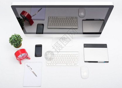 办公室监视器计算机网膜显示鼠键盘移动电话和白桌上的空屏幕图片