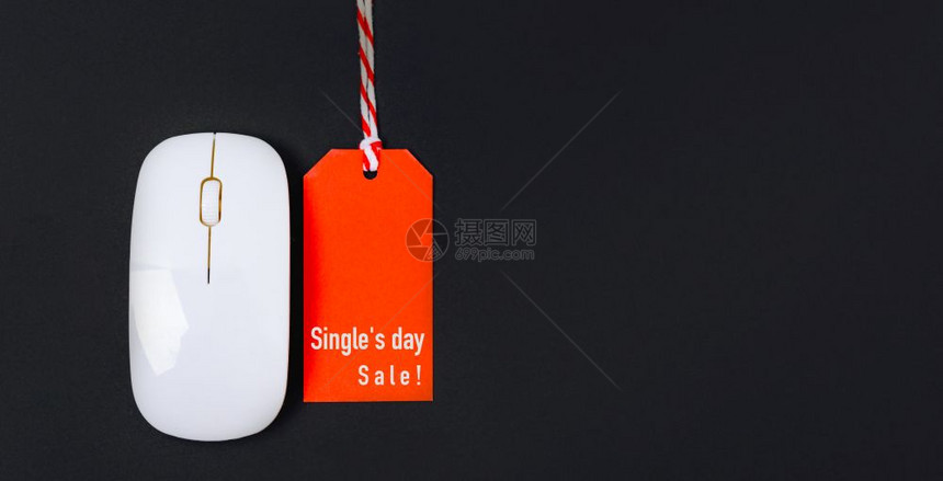 网上购物单的红标签和白鼠上的日销售文本黑背景有复制空间图片