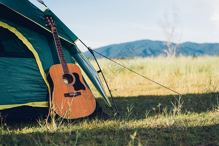 在自然林中扎营帐篷和吉他图片