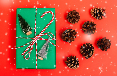 新年圣诞节的构成顶视礼物绿箱绳子的割缝和红背景绿色fir树枝以及复制空间背景图片