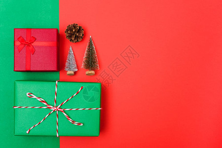 红色树树新年圣诞节的构成带有礼品盒的顶端观景绳子的割缝红绿树枝和色背景的树枝以及复制空间背景