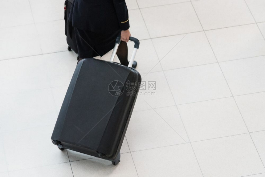 他在机场候楼行走的旅客李袋图片