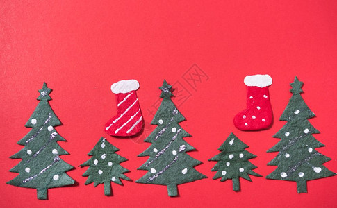 圣诞绿树和红后腹角的袜子可复制使用空间图片