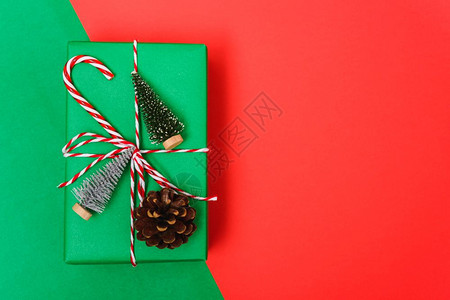 糖果色装饰新年圣诞节的构成顶视礼物绿箱绳子的剪折红绿树枝和色并带有复制空间背景