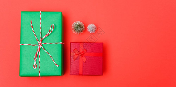 新年圣诞节Xmas假日组成绿色和红顶视绿礼品盒和色fir树枝红背景带复制空间图片