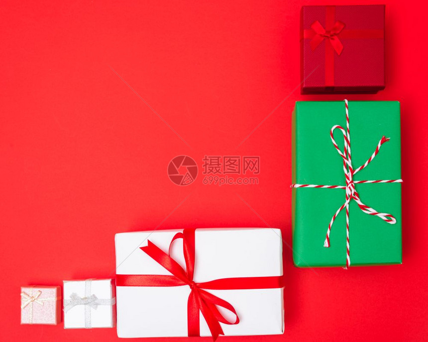 新年快乐和圣诞20日红背景的Xmas多彩礼品盒带有文本复制空间图片