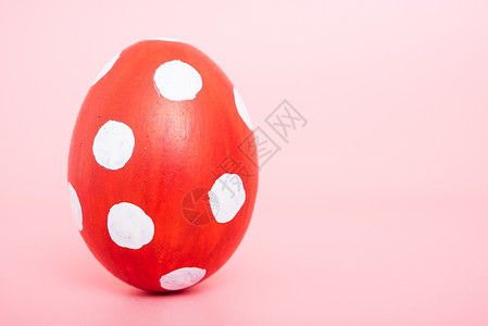 红色圆点彩蛋粉红色背景的美丽复活节红蛋颜色复活节概念背景