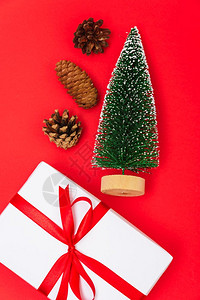新年快乐和圣诞20日红背景的Xmas白色礼物箱和fir树复制文本空间图片