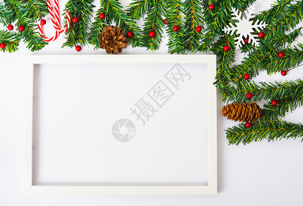 树枝框新年快乐圣诞节日顶视天窗平板装饰白色背景的图片框并附上文字版面的复制空间背景