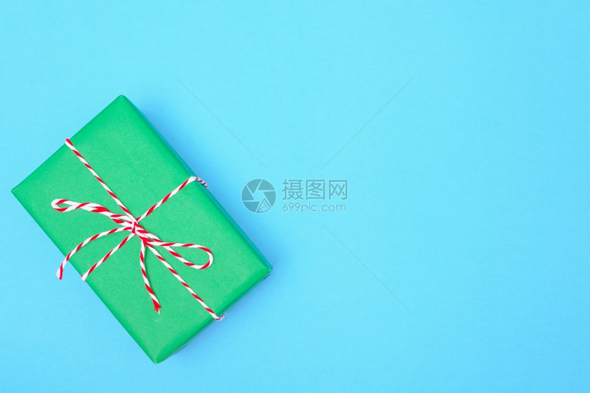 新年和20快乐或情人节新年和20快乐或情人节顶层观赏纸包着绿色礼品箱纸展示蓝背景的绿色礼品箱纸并附上您文本的复制空间图片