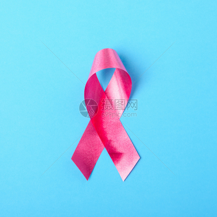 乳癌月概念平坦的顶部视野蓝色背景的粉丝带并附上文本的复制空间图片
