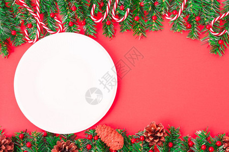 红色绿圆斑鱼新年快乐圣诞节日顶端视图平面装饰树壁和白圆红色背景复制文本空间背景