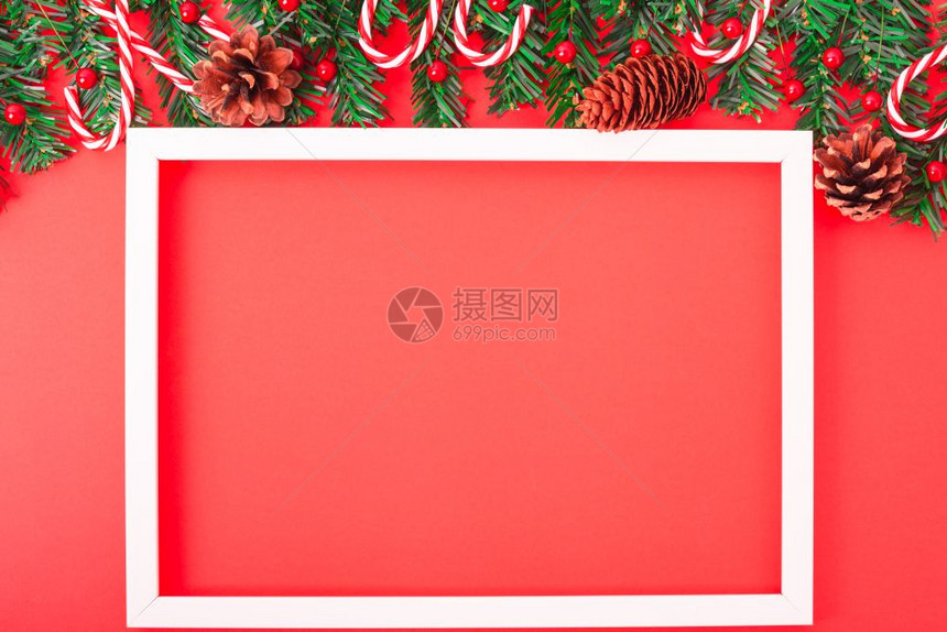 新年快乐圣诞日全新年和圣诞节顶视平板装饰树壁和红背景照片框并附上文字版面的复制空间图片