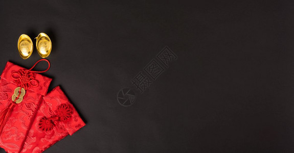 新年概念平坦的面观带着红色信封与金币CharacterFU的新年快乐代表财富祝福在黑色背景上背景图片