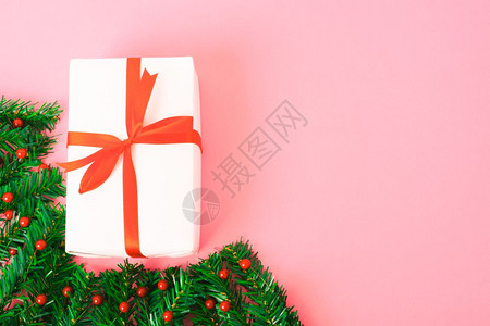 新年快乐圣诞节日全新年快乐天观窗板装饰品盒粉红背景装饰品盒复制版面空间供文字使用背景图片