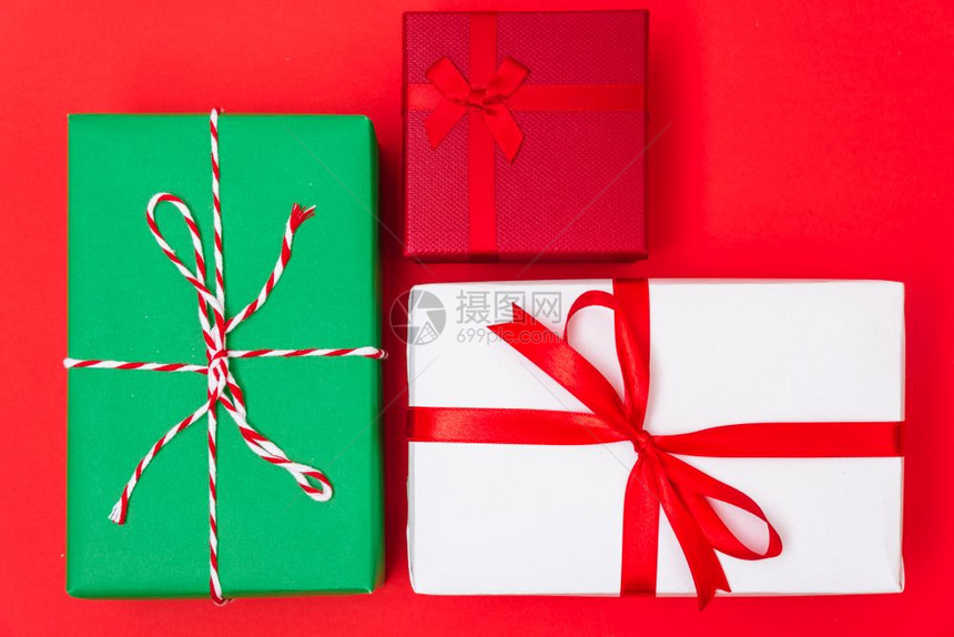 新年快乐和圣诞20日红背景的Xmas多彩礼品盒带有文本复制空间图片