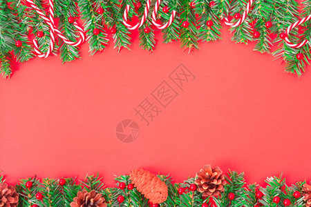 新年快乐和圣诞日顶端视图平整面装饰着红背景的树壁复制您文本的空间图片