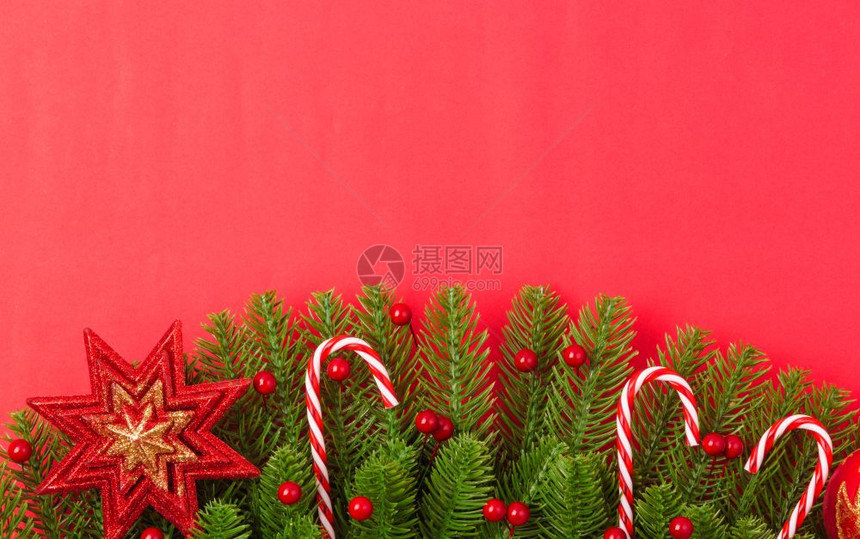 新年或圣诞节快乐最上方的视野平铺在红背景上设fir树枝和装饰品复制文本空间图片