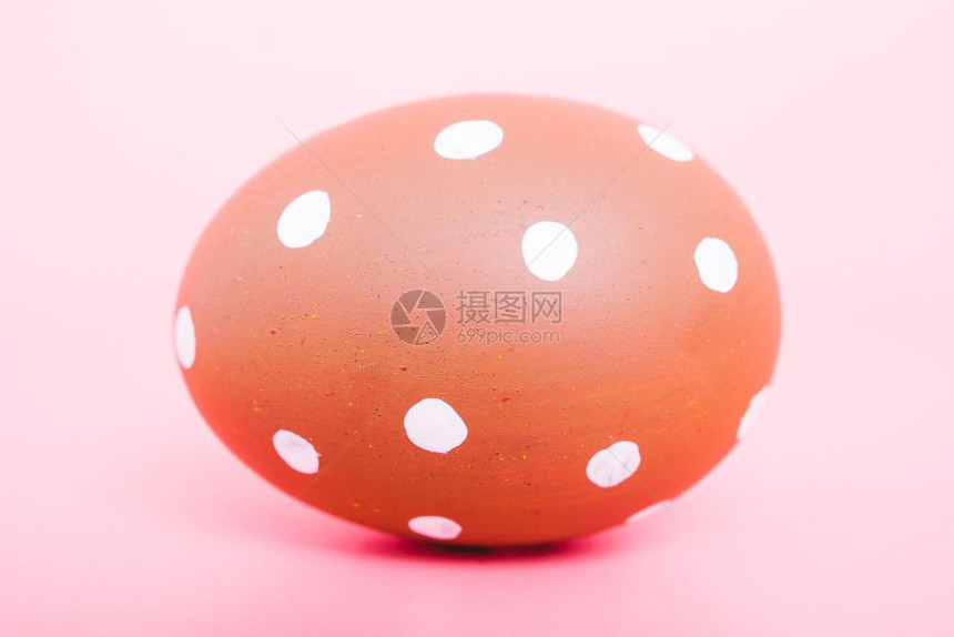 粉红色背景的美丽复活节褐色彩蛋复活日概念图片