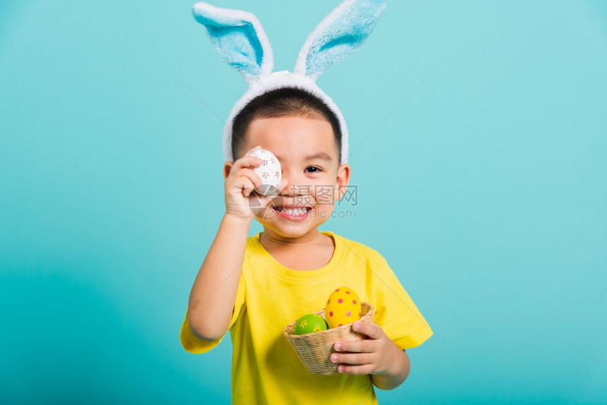 复活节装扮的黄衣男孩蓝色背景图片