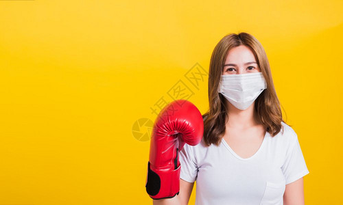 身戴面罩保护和拳击手套的泰国美丽年轻女她准备接受新冠抗图片