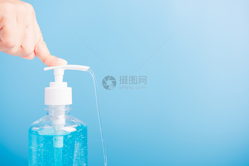 近身亚洲年轻女使用新闻喷洒机净化剂酒精凝胶泵洗手清洁卫生预防COVID19或蓝底隔离的冠状保护概念图片