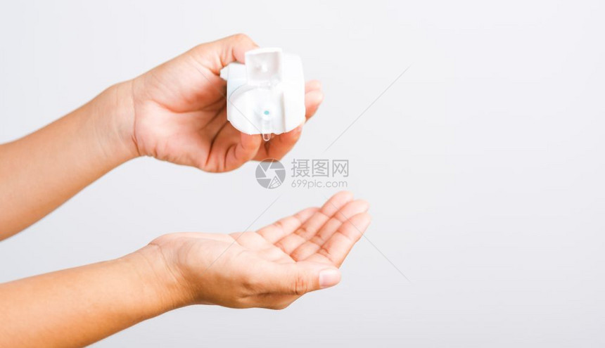 亚洲青年妇女在洗手清洁防卫生COVID19或白底隔离的冠状保护概念上施用滴撒机净化剂酒精凝胶图片