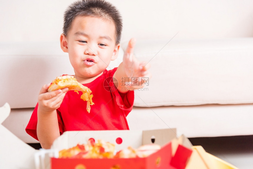 热自制蔬菜快意大利食品可爱的小孩喜欢吃送披萨意大利辣椒奶酪多切片美味和显示良好的手指拇喜欢在家里的纸板盒图片