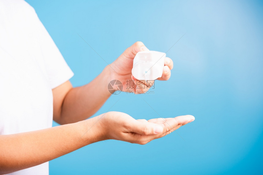 亚洲青年妇女在洗手清洁防卫生COVID19或蓝底隔离的冠状保护概念图片
