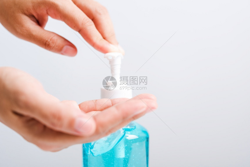 近身亚洲年轻女利用新闻喷洒机净化剂酒精凝胶泵洗手清洁卫生预防COVID19或白底隔离的冠状保护概念图片