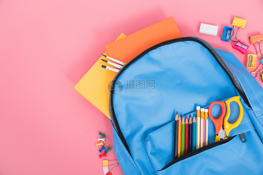 以粉红背景的学童返回校概念教育儿童的蓝包背图片