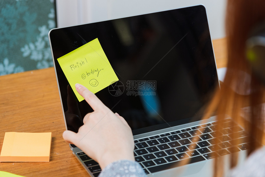 从家办公的理念亚洲女青年女学生手上点小片黄纸写完今天在家办公的贴屏笔记本电脑图片