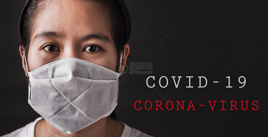 穿着保护面罩的亚洲年轻女青在眼中恐惧地戴保护面罩防止细菌或疾病卫生预防COVID19或冠状保护概念黑底图片