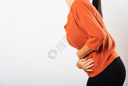 慢病调理她生病的亚裔妇女有胃痛肚子手握在腹部身体的一分女有痛苦的胃腹部发炎或慢胃工作室被孤立在白色背景上背景