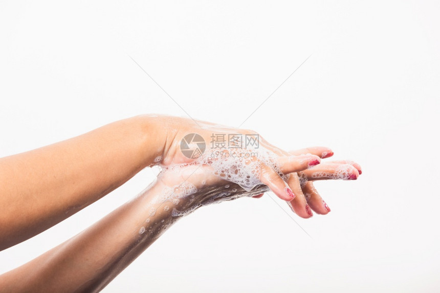 通过肥皂洗手以清洁和防止细菌滋生图片