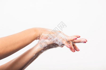 通过肥皂洗手以清洁和防止细菌滋生图片
