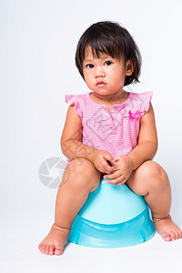 宝贝洗化用品亚洲可爱的小婴儿女孩教育培训坐在蓝室锅或便壶里演播室拍摄孤立在白色背景上Wc厕所概念背景