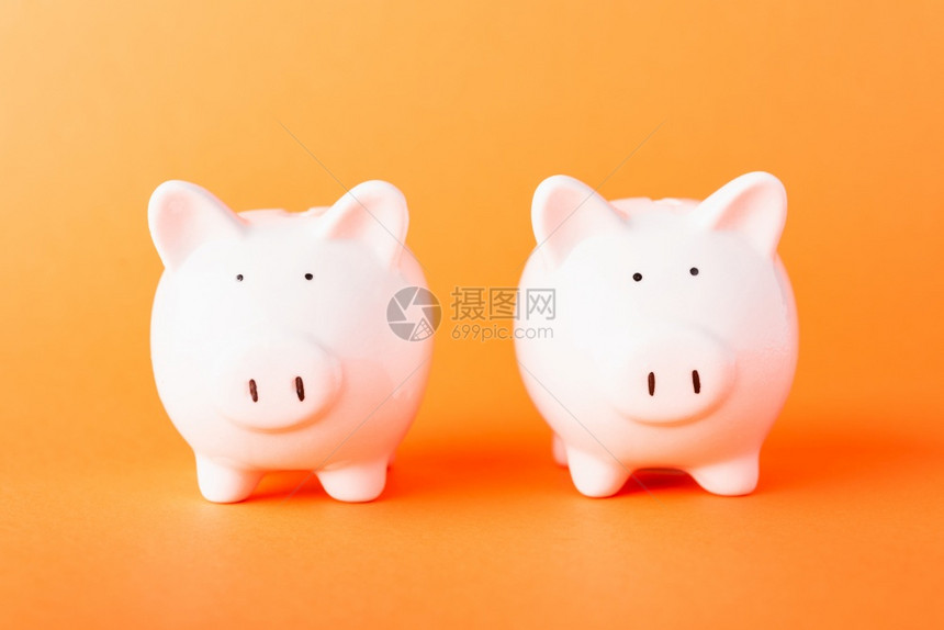 国际友谊日前线两家小白肥猪银行摄影棚拍以橙色背景隔离复制使用空间金融存款储蓄概念图片